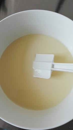 过筛后的面糊非常细腻，放入冰箱冷藏30-40分钟