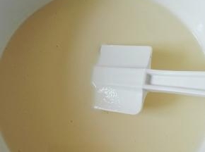 过筛后的面糊非常细腻，放入冰箱冷藏30-40分钟