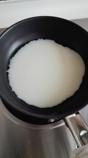 平底锅中放入一勺面糊，快速转动锅子让面糊流向四周，开小火加热，面糊全部凝固变色微微鼓泡，快速揭下面皮放入盘中；锅中不放油，面皮无需翻面；