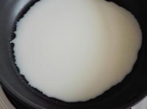 平底锅中放入一勺面糊，快速转动锅子让面糊流向四周，开小火加热，面糊全部凝固变色微微鼓泡，快速揭下面皮放入盘中；锅中不放油，面皮无需翻面；