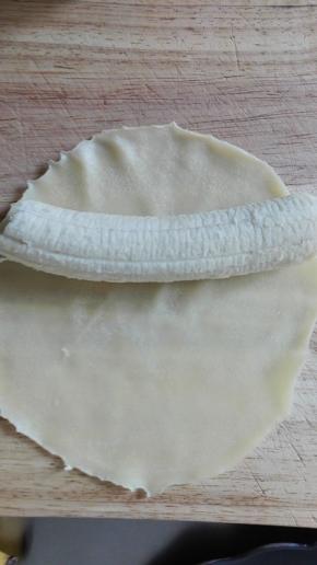 香蕉去皮去掉2头，放在面皮上--挨着锅底的一面