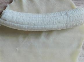 香蕉去皮去掉2头，放在面皮上--挨着锅底的一面