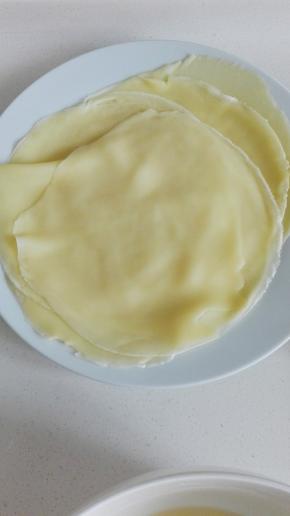 依次烙好全部的面皮，一共烙出10张面皮；