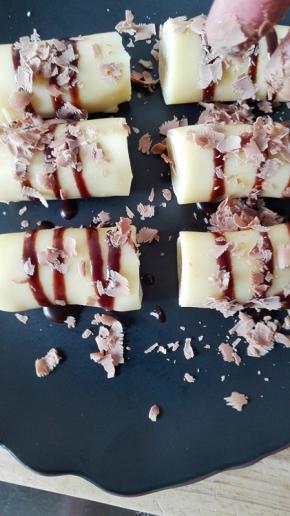 淋上巧克力酱，撒上巧克力屑装饰，可以上桌开吃，瞬间抢光