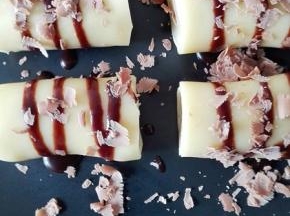 淋上巧克力酱，撒上巧克力屑装饰，可以上桌开吃，瞬间抢光