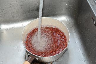 用清水洗净红豆