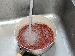 用清水洗净红豆