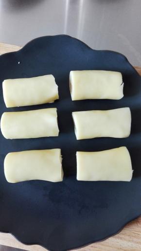 依次卷起来，切掉2头不齐的地方，中间切开；