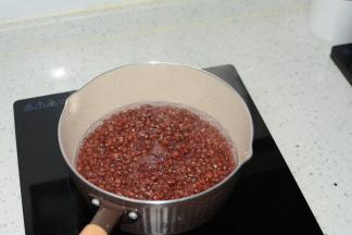 锅内加水没过红豆，用大火加热