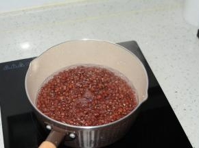 锅内加水没过红豆，用大火加热