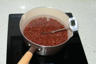 煮沸后关火，加冷水使汤汁温度降到40℃～50℃
