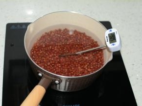 煮沸后关火，加冷水使汤汁温度降到40℃～50℃

