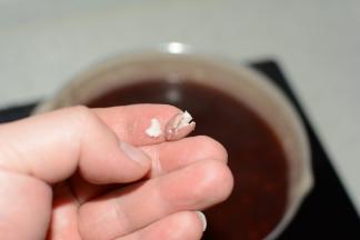 煮沸过程中，取出豆粒用手指轻按，如能压扁，则关火
