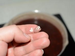 煮沸过程中，取出豆粒用手指轻按，如能压扁，则关火
