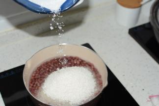 换水，加250克砂糖煮沸，晾一夜
