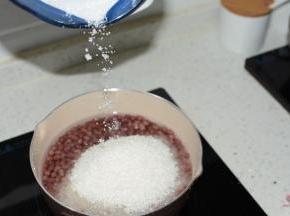 换水，加250克砂糖煮沸，晾一夜
