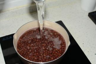 再次加热，沸腾后关火，加入麦芽糖均匀搅拌，冷却后取出豆粒待用