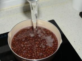 再次加热，沸腾后关火，加入麦芽糖均匀搅拌，冷却后取出豆粒待用