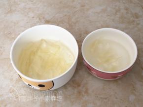 提前将两份吉利丁片分别用可食用冷水泡软，放到冰箱冷藏。