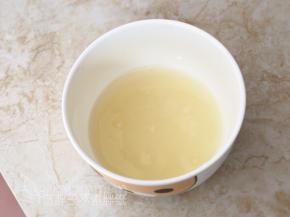 .泡软好的吉利丁片沥干水分，微波炉叮1分钟至融化。