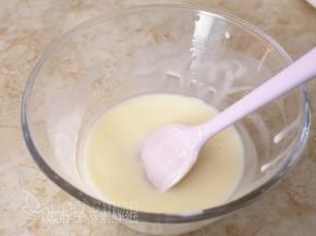 酸奶加入吉利丁液，搅拌均匀。这时候的酸奶液非常稀，可以放入冰箱冷藏10分钟，到酸奶液比较浓稠一点的状态。