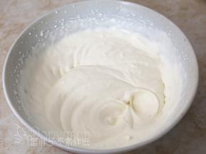 淡奶油加入糖粉打发到6分发状态，即淡奶油刚刚出现纹路，还是可以流动的状态，放在一旁备用。