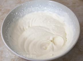 淡奶油加入糖粉打发到6分发状态，即淡奶油刚刚出现纹路，还是可以流动的状态，放在一旁备用。