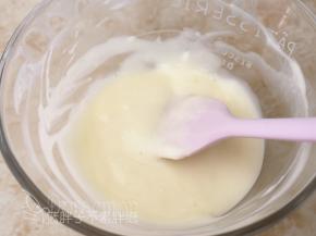 取出冷藏好的酸奶液，用刮刀稍微拌匀一下。