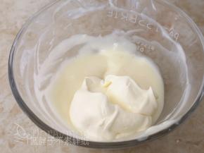 先加入一半的淡奶油，翻拌均匀。