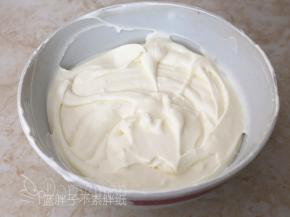 再倒回淡奶油中，继续翻拌均匀，直到成为细腻的酸奶慕斯糊。