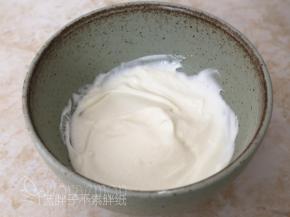 找一个面碗，先加入一点酸奶慕斯糊。