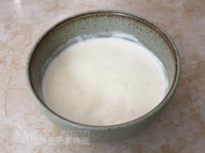 继续加入酸奶慕斯糊，到面碗的六七成高，之后放入冰箱冷藏10分钟。剩下的酸奶慕斯糊留下15g左右，剩下装入裱花袋，也放入冰箱冷藏15分钟，直到非常浓稠状态。