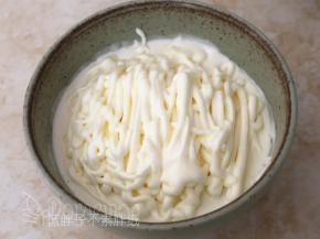 取出冷藏好的慕斯糊，裱花袋剪一个小口，将慕斯糊挤到面碗中。接着继续放入冰箱，冷冻10分钟。