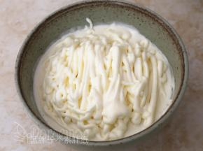 取出冷藏好的慕斯糊，裱花袋剪一个小口，将慕斯糊挤到面碗中。接着继续放入冰箱，冷冻10分钟。