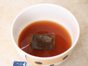 红茶包加入热水中，泡上10分钟。