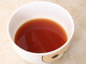 吉利丁片挤干水分，放入红茶中，利用红茶的余温使它融化，之后搅拌均匀，晾凉到室温。