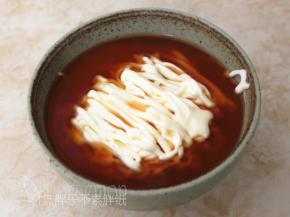 将红茶慕斯糊倒到面碗中，比面条稍微低一点的位置即可。