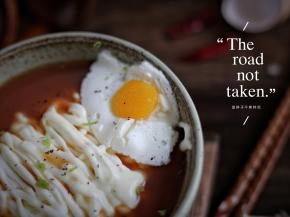 鸡蛋慕斯的做法，之前剩下的15g酸奶慕斯糊加入一点点可食用的冷水，用迷你打蛋器打出一点点泡沫，然后将慕斯糊倒入一个小碟子中，冷藏10分钟。用剪刀剪黄桃剪出圆形，放在鸡蛋慕斯的中间，就成为一个假鸡蛋啦。