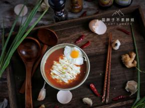 乌冬面慕斯冷藏好之后，表面上撒上一点点红茶末当黑胡椒，再加一点青柠檬屑做点缀，放上鸡蛋慕斯。就可以拿出来骗人啦。