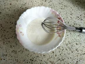 将80ml牛奶和玉米淀粉混合均匀