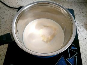 将剩余的牛奶和淡奶油、白糖倒在锅里