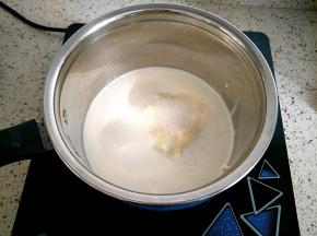 将剩余的牛奶和淡奶油、白糖倒在锅里