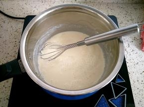开中小火，一边煮一边搅拌