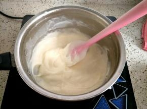 锅里奶液煮沸的时候，加入鹰栗粉和牛奶的混合液，快速搅拌，几秒钟慢慢就凝固了