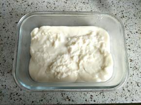 倒入奶糕铺匀，放入冰箱冷藏几个小时