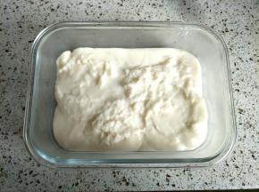 倒入奶糕铺匀，放入冰箱冷藏几个小时