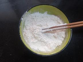 中筋面粉放入稍大的碗里，加入少许盐调味。