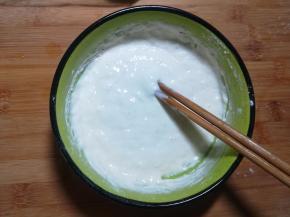 调成稀稠合适的面糊，也可以用鸡蛋来代替部分水。