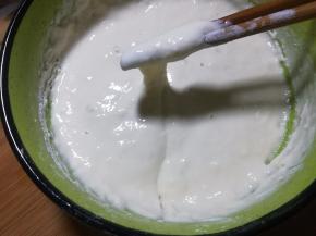 用筷子挑起面糊大概能挂住的样子。