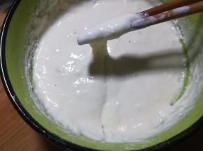用筷子挑起面糊大概能挂住的样子。